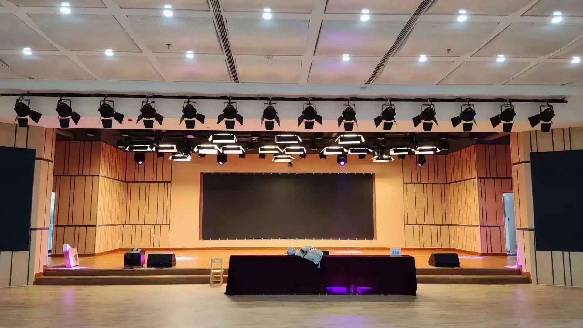 太阳集团官网8722专业灯光音响扩声系统工程产品服务于某学堂会堂！